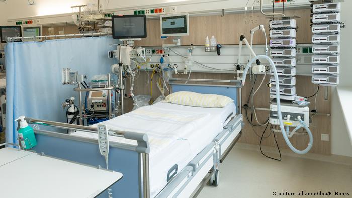 Cama en una unidad de terapia intensiva en la Clínica Universitaria de Dresde, Alemania.