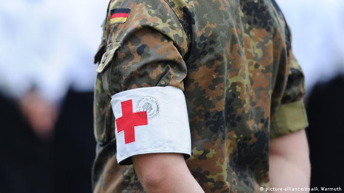 A German soldier with a red cross armband (picture-alliance/dpa/A. Warmuth)