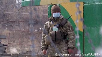 Украинский солдат в защитной маске