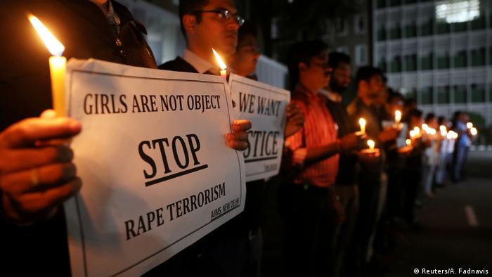 Врачи и студенты медицинских вузов вышли на акцию протеста из-за изнасилования и убийства студентки Джоти Сингх, декабрь 2019 года