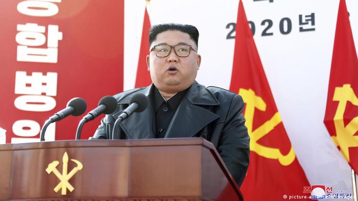 Kim Jong-un discursa num púlpito
