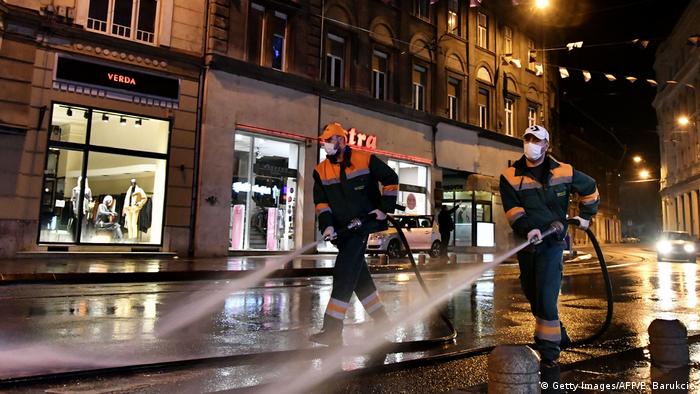 Bosnien und Herzegowina | Straße in Sarajevo wird desinfiziert (Getty Images/AFP/E. Barukcic)