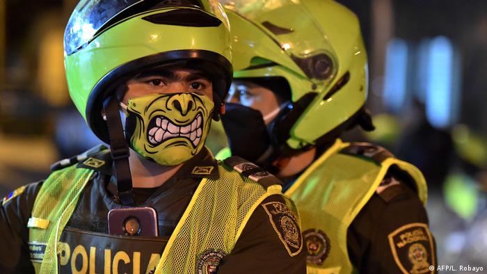Coronavirus in Kolumbien Bogota Polizist mit agressivem Mundschutz (AFP/L. Robayo)