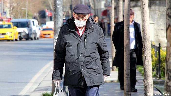 Türkiye'e 65 yaş üstündekilere sokağa çıkma yasağı geldi