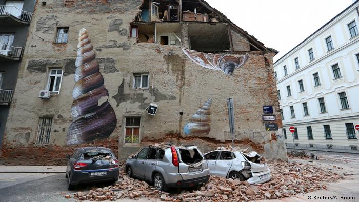 Уламки пошкоджених стін будинків падали на запарковані на вулицях машини у Загребі