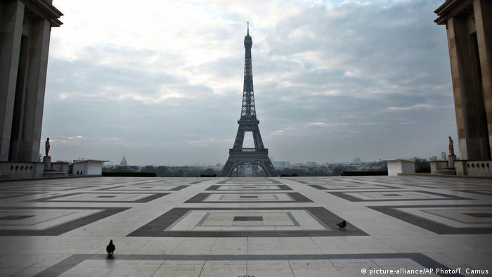 Fransa'da da sokağa çıkma yasağı uygulanıyor. Başkent Paris'in sokakları boş. 