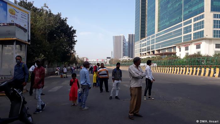 People in Delhi street (DW/A. Ansari)