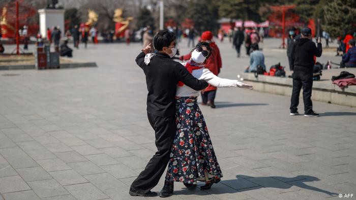 BdTD China Shenyang Paar tanzt im Freien (AFP)
