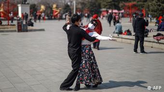 Танцующая пара в масках, Китай
