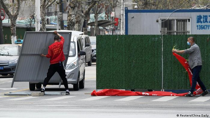 China Wuhan Barrieren auf Straße entfernt (Reuters/China Daily)