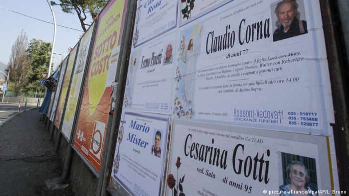 Вулична дошка оголошень у Бергамо. На ній - повідомлення про смерть і портрети городян, померлих від коронавірусу