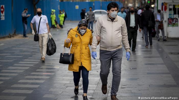 Iraníes con mascarillas en las calles de Teherán.