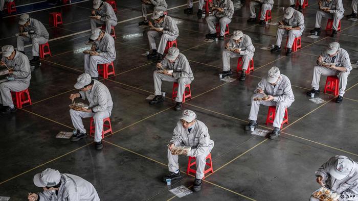 BdTD China Wuhan Essenspause für Arbeiter in Autofabrik Dongfeng Honda (AFP)