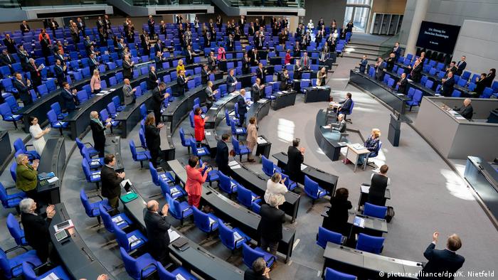 Bundestag Abgeordnete applaudieren medizinischen Helfern (picture-alliance/dpa/K. Nietfeld)
