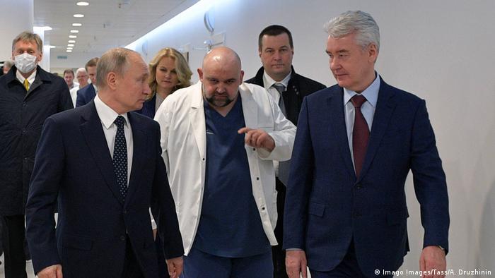 El médico jefe Denis Protsenko (centro) le da un recorrido al presidente Vladimir Putin (izquierda) y al alcalde de Moscú, Sergei Sobyanin (derecha) por el centro médico multipropósito Novomoskovsky para pacientes sospechosos de estar infectados con coronavirus (24.03.2020)