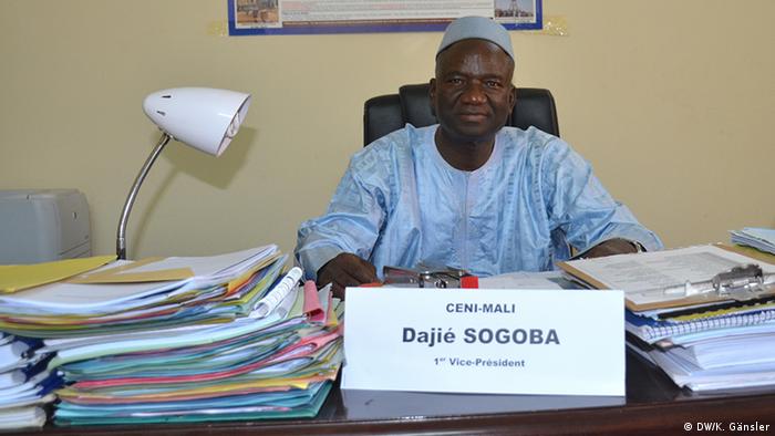 Dajie Sogoba sits at his desk in in Mali (DW/K. Gänsler)