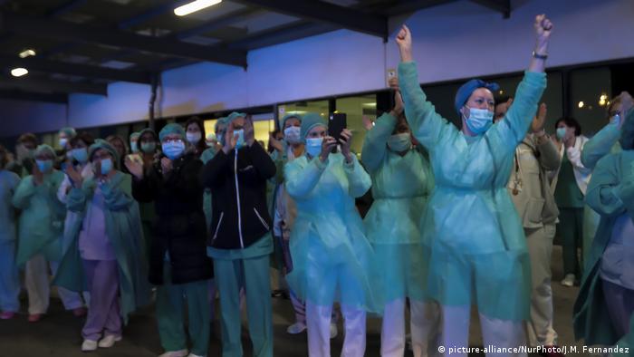 Funcionários médicos na Espanha aplaudem população que também os aplaude em agradecimento pelo trabalho para conter a pandemia do coronavírus. Tributo é realizado todos os dias no hospital La Fe em Valencia.