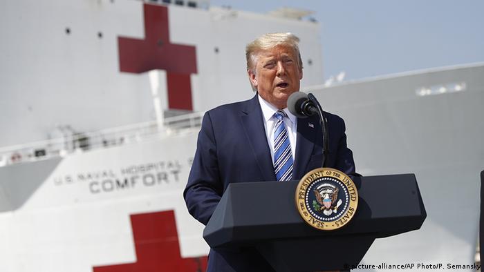 USA Donald Trump und Krankenhausschiff USNS Comfort (picture-alliance/AP Photo/P. Semansky)