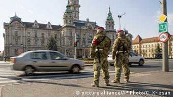 Στρατιώτες εν ώρα περιπολίας λόγω κορωνοϊού στην πόλη Γκιορ της Ουγγαρίας