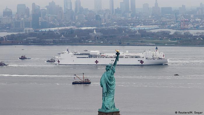 USA New York | Coronavirus | USNS Comfort & Freiheitsstatue (Reuters/M. Segar)