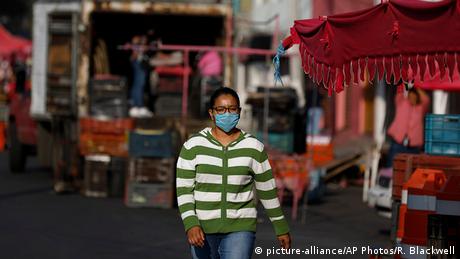 Mexiko Stadt | Coronavirus | Frau mit Mundschutz (picture-alliance/AP Photos/R. Blackwell)