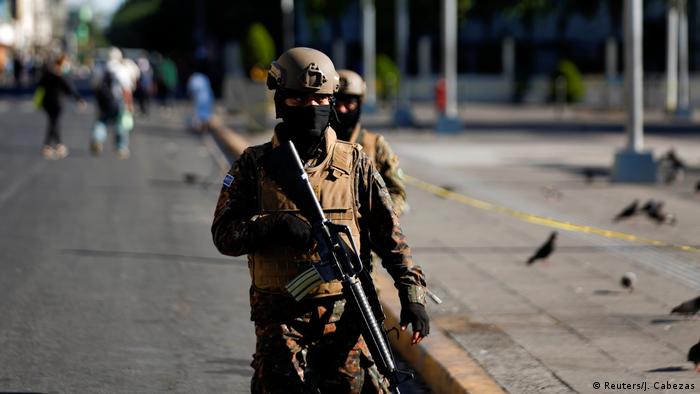 El Salvador Coronakrise Covid19 Polizei Kontrolle (Reuters/J. Cabezas)