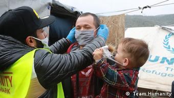 H MKO Team Humanity μοιράζει μάσκες σε πρόσφυγες στη Μόρια