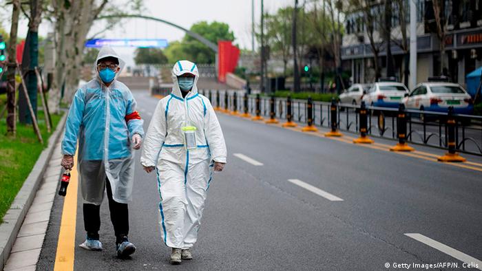 China Wuhan | Coronavirus | Paar in Schutzanzug (Getty Images/AFP/N. Celis)