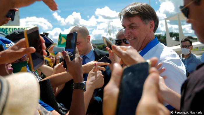 Jair Bolsonaro atende a apoiadores