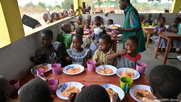 Elfenbeinküste Schüler in Kantine (Getty Images/AFP/I. Sanogo)