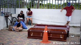 Coronavirus Ecuador Guayaquil Angehörige fordern Herausgabe von Toten vor Krankenhaus (Reuters/V.G. del Pino)