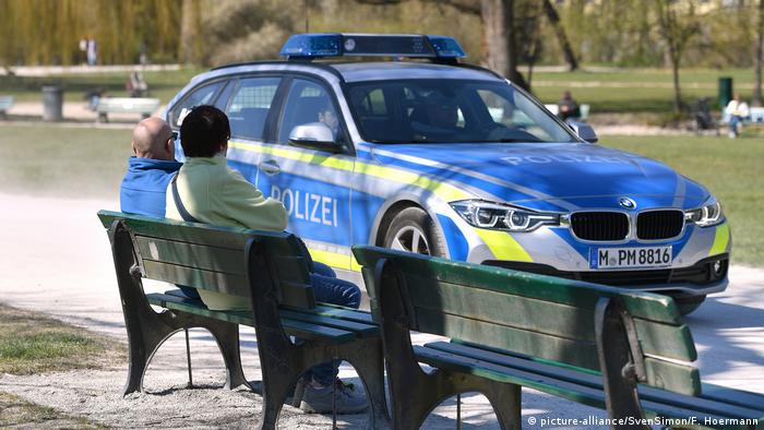 İki kişiden kalabalık toplulukların yasaklandığı Almanya'da polis parklarda devriye geziyor.