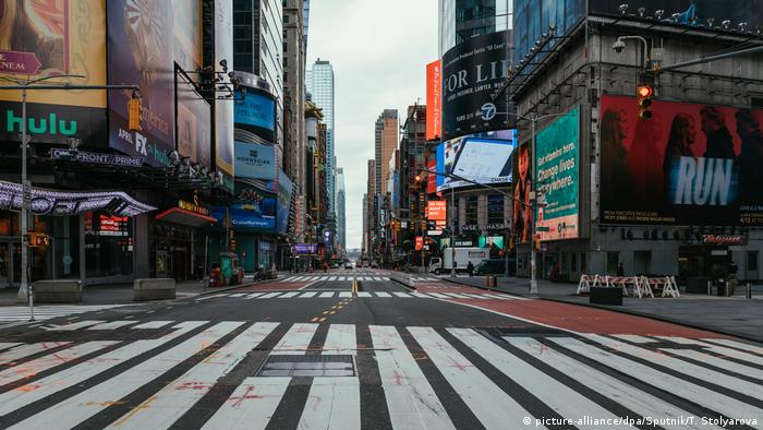 A deserted Times Square in New York, USA - Lonely Places (picture-alliance/dpa/Sputnik/T. Stolyarova)