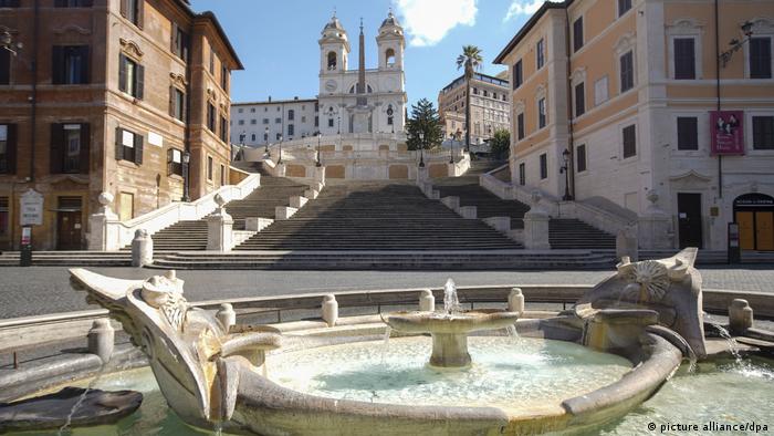 رم، پایخت ایتالیا جاذبه‌های توریستی فروانی دارد. پله‌های اسپانیایی یکی از آنهاست و به یکی از نمادهای رم بدل شده است. فواره دلا بارکاسیا که به سبک معماری باروک ساخته شده، به یادآورنده اراده شهروندان رم و مقابله با سیل‌زدگی در این شهر در سال ۱۵۹۸ میلادی است. پله‌های اسپانیایی به ویژه یکی از اماکن مورد علاقه جوانان است.