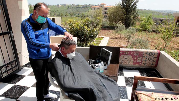 Libanon | Haarschnitt auf dem Balkon (Reuters/A. Taher)