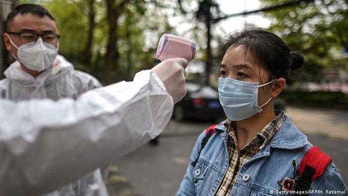 China Wuhan | Coronavirus | Temperaturmessung (Getty Images/AFP/H. Retamal)