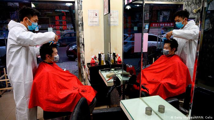 În Wuhan şi-au reluat activitatea şi frizerii (Getty Images/AFP/N. Celis)