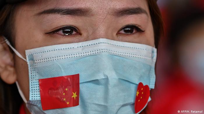 Una mujer del personal médico de Jilin está visiblemente emocionada al reabrise el aeropuerto de Tianhe, en Wuhan.