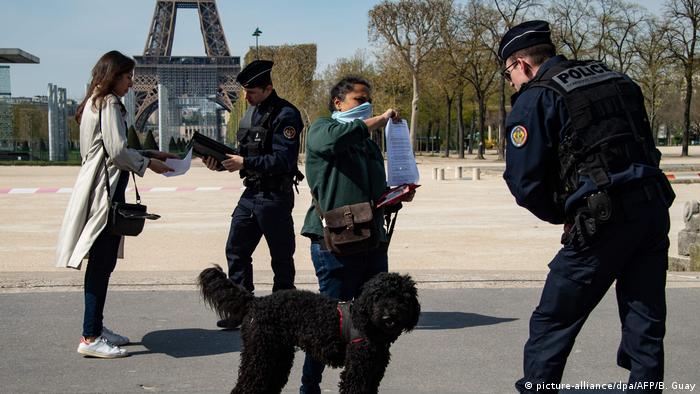 Avrupa'nın birçok başkentinde olduğu gibi Paris'te de polis sokağa çıkanların izin belgelerini kontrol ediyor