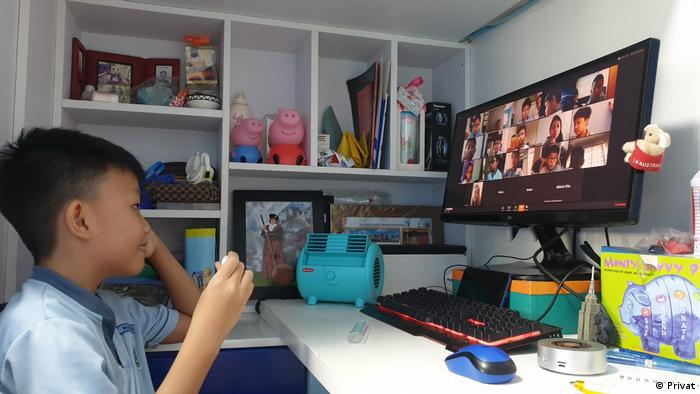 فصل دراسي افتراضي عبر الفيديو في سنغافورة