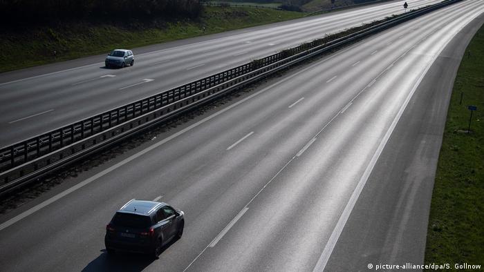 Deutschland Coronapandemie - leere Autobahn bei Kirchheim unter Teck (picture-alliance/dpa/S. Gollnow)