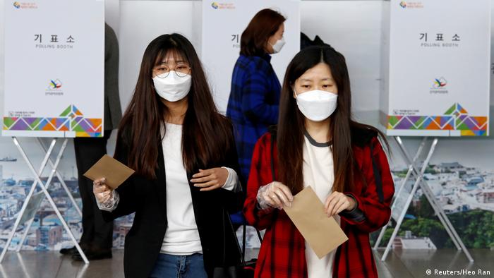 Mujeres surcoreanas votan durante las elecciones parlamentaria, el 10.04.2020.