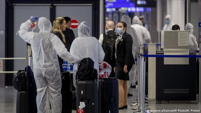 مطار فرانكفورت الألماني واجراءات صحية مشددة بسبب فيروس كورونا. 