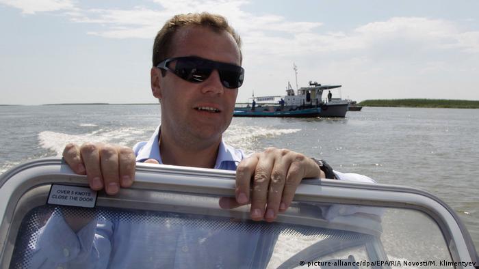 Дмитрий Медведев во время прогулки на катере на Волге (август 2011 года)