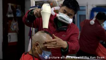 Coronavirus China Wuhan Friseur mit Schutzmaske (picture-alliance/dpa/AP/Ng Han Guan)