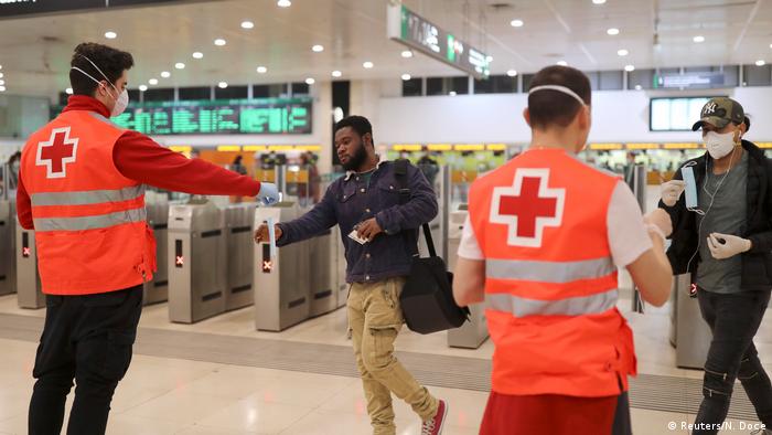In Barcelona Red Cross workers hand out masks to public transport users (Reuters/N. Doce)