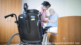 Altenpflegerin hilft Seniorin im Pflegeheim (Imago Images/photothek/I. Kjer)