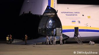 На разгрузке украинского Руслана, доставившего медицинский груз из Китая в Чехию 