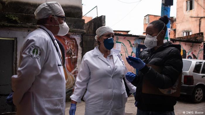 Pessoas com máscara em Paraisópolis
