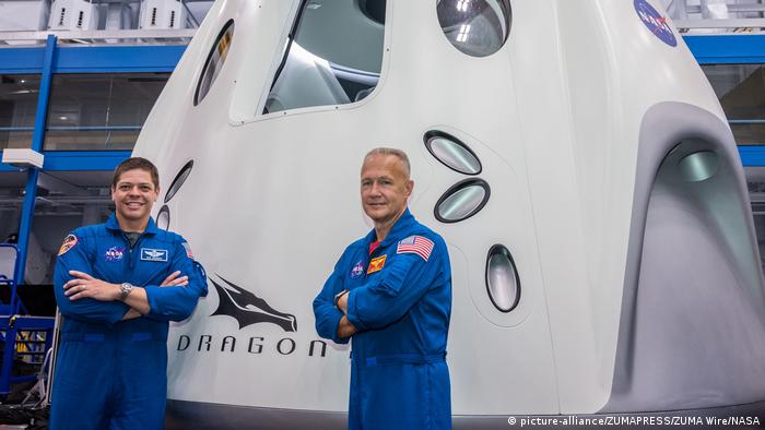 Astronauts Bob Behnken and Doug Hurley stand next to the Crew Dragon spacecraft (picture-alliance/ZUMAPRESS/ZUMA Wire/NASA)